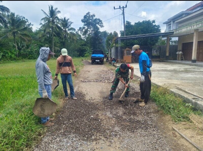 BABINSA KORAMIL 2211/SAGARANTEN LAKSANAKAN KARYA BAKTI PERBAIKAN JALAN DI DESA TANJUNGSARI 1 BABINSA KORAMIL 2211/SAGARANTEN LAKSANAKAN KARYA BAKTI PERBAIKAN JALAN DI DESA TANJUNGSARI