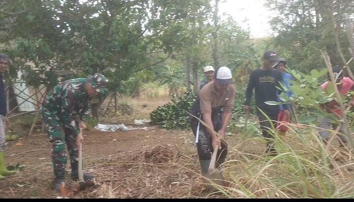 BABINSA KORAMIL 2215/CIEMAS BERSAMA WARGA LAKSANAKAN BAKTI PEMBERSIHAN LINGKUNGAN DI DESA TAMANJAYA 1 BABINSA KORAMIL 2215/CIEMAS BERSAMA WARGA LAKSANAKAN BAKTI PEMBERSIHAN LINGKUNGAN DI DESA TAMANJAYA