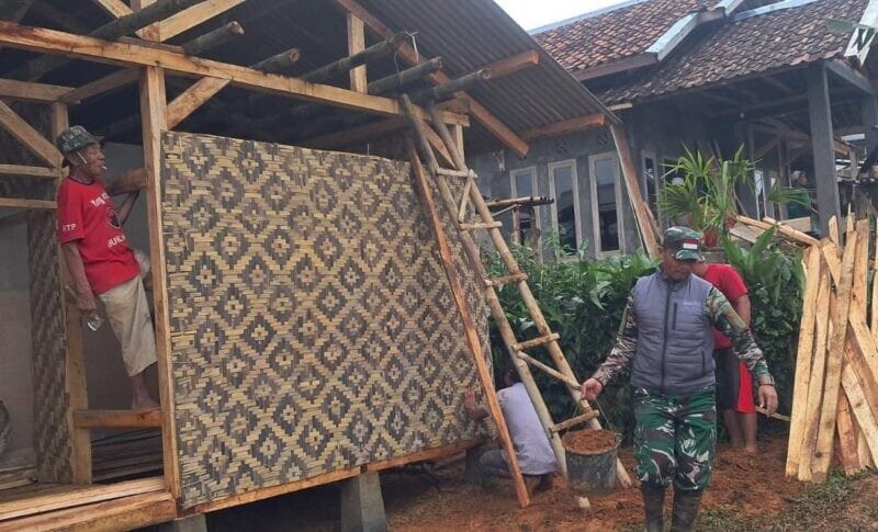 BABINSA KORAMIL 2207/JAMPANGTENGAH LAKSANAKAN KARYA BAKTI RUTILAHU DI DESA PANUMBANGAN 1 BABINSA KORAMIL 2207/JAMPANGTENGAH LAKSANAKAN KARYA BAKTI RUTILAHU DI DESA PANUMBANGAN