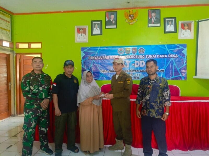Babinsa Koramil 2213/Jampangkulon Dampingi Penyaluran Bantuan Pangan di Desa Mekarwangi 1 Babinsa Koramil 2213/Jampangkulon Dampingi Penyaluran Bantuan Pangan di Desa Mekarwangi