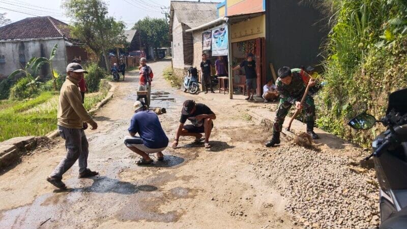 BABINSA KORAMIL 2208/NYALINDUNG BERSAMA WARGA LAKSANAKAN BAKTI PERBAIKAN JALAN BERLOBANG DI DESA NEGLASARI 1 BABINSA KORAMIL 2208/NYALINDUNG BERSAMA WARGA LAKSANAKAN BAKTI PERBAIKAN JALAN BERLOBANG DI DESA NEGLASARI