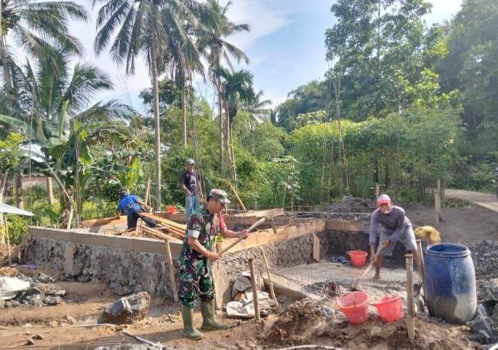 BABINSA KORAMIL 2210/PABUARAN GELAR KARYA BAKTI BERSAMA WARGA DI DESA CIWALAT 1 BABINSA KORAMIL 2210/PABUARAN GELAR KARYA BAKTI BERSAMA WARGA DI DESA CIWALAT