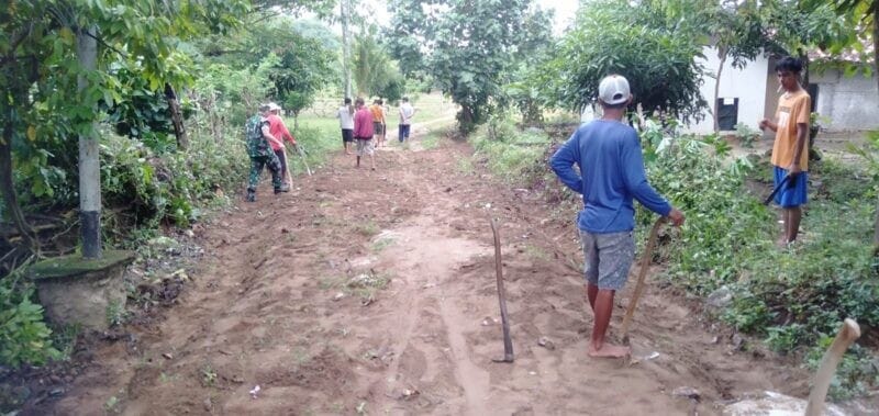 BABINSA KORAMIL 2215/CIEMAS BERSAMA WARGA GELAR BAKTI PEMBERSIHAN JALAN LINGKUNGAN DI DESA MANDRAJAYA 1 BABINSA KORAMIL 2215/CIEMAS BERSAMA WARGA GELAR BAKTI PEMBERSIHAN JALAN LINGKUNGAN DI DESA MANDRAJAYA