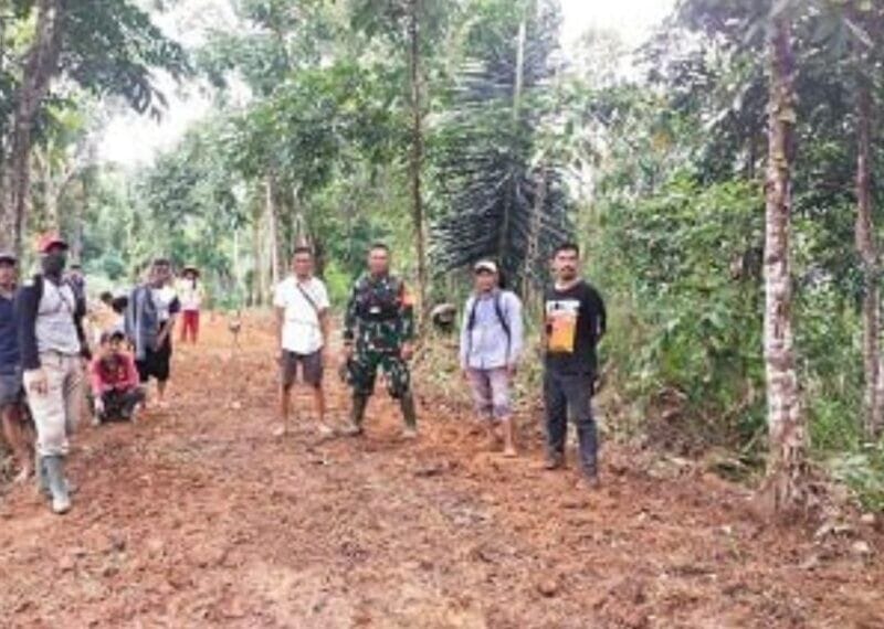 Babinsa Koramil 2211/Sagaranten Bersama Warga Laksanakan Karya Bakti Perbaikan Jalan di Desa Tenjolaut 1 Babinsa Koramil 2211/Sagaranten Bersama Warga Laksanakan Karya Bakti Perbaikan Jalan di Desa Tenjolaut