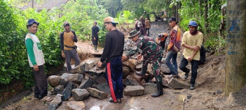 BABINSA KORAMIL 2214/SURADE BERSAMA WARGA LAKSANAKAN KARYA BAKTI PENGASPALAN JALAN DI KAMPUNG TONJONG 1 BABINSA KORAMIL 2214/SURADE BERSAMA WARGA LAKSANAKAN KARYA BAKTI PENGASPALAN JALAN DI KAMPUNG TONJONG