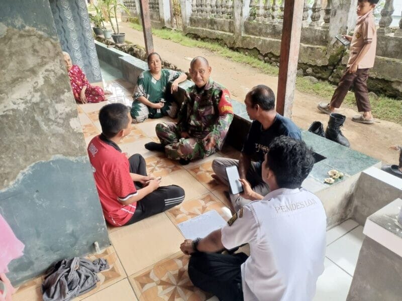 Babinsa Koramil 2202/Palabuhanratu Pererat Silaturahmi Melalui Komsos dengan Warga Desa Loji 7