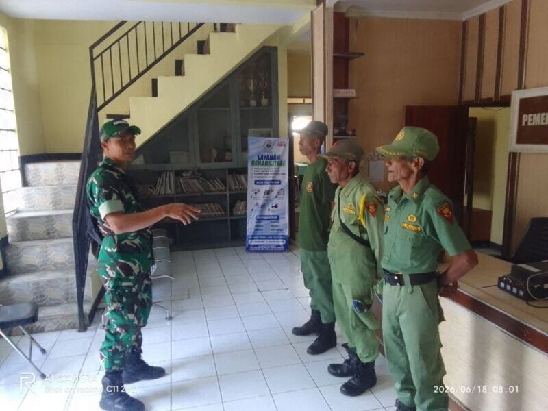 Babinsa Koramil 2208/Nyalindung Berikan Pengarahan kepada Anggota Linmas Desa Cijangkar 1 Babinsa Koramil 2208/Nyalindung Berikan Pengarahan kepada Anggota Linmas Desa Cijangkar