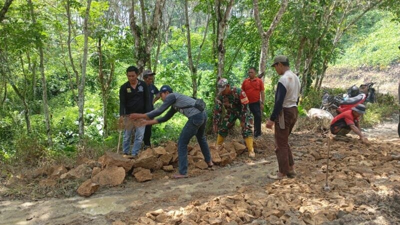 Babinsa Koramil 2212/Tegalbuleud Bersama Warga Laksanakan Karya Bakti Pembenahan Jalan di Kampung Talanca 1 Babinsa Koramil 2212/Tegalbuleud Bersama Warga Laksanakan Karya Bakti Pembenahan Jalan di Kampung Talanca