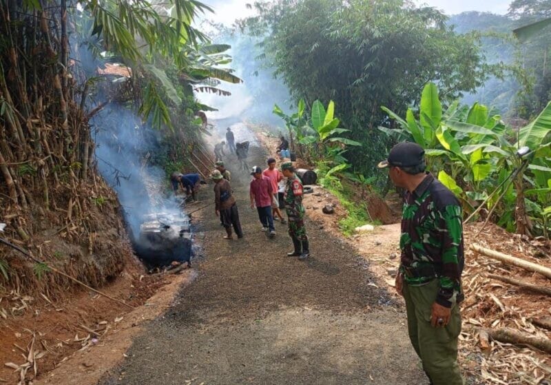 Babinsa Koramil 2213/Jampangkulon Bersama Warga Laksanakan Bakti di Desa Padajaya 1 Babinsa Koramil 2213/Jampangkulon Bersama Warga Laksanakan Bakti di Desa Padajaya