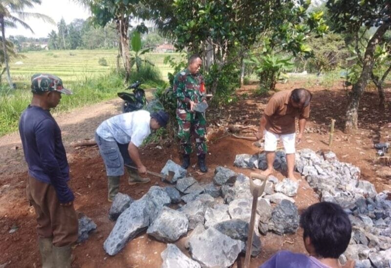 BABINSA KORAMIL 2209/LENGKONG GOTONG ROYONG BERSAMA WARGA LAKSANAKAN PERKERASAN JALAN MENUJU TPU 1 BABINSA KORAMIL 2209/LENGKONG GOTONG ROYONG BERSAMA WARGA LAKSANAKAN PERKERASAN JALAN MENUJU TPU