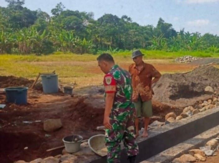 Babinsa Koramil 2206/Parakansalak Bersama Warga Laksanakan Karya Bakti Perbaikan Parit di Desa Lebaksari 1 Babinsa Koramil 2206/Parakansalak Bersama Warga Laksanakan Karya Bakti Perbaikan Parit di Desa Lebaksari