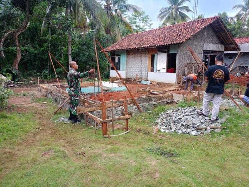 Babinsa Koramil 2215/Ciemas Gotong Royong Bantu Pembangunan Rumah Warga di Desa Ciemas 1 Babinsa Koramil 2215/Ciemas Gotong Royong Bantu Pembangunan Rumah Warga di Desa Ciemas