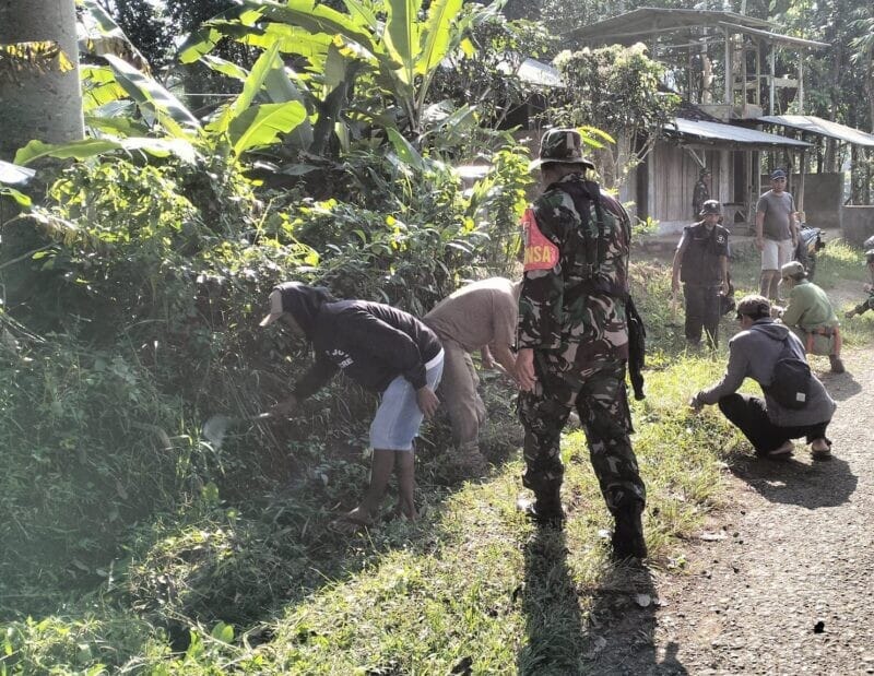 Babinsa Koramil 2202/Palabuhanratu Laksanakan Bakti Pembersihan Jalan di Desa Kertajaya 1 Babinsa Koramil 2202/Palabuhanratu Laksanakan Bakti Pembersihan Jalan di Desa Kertajaya