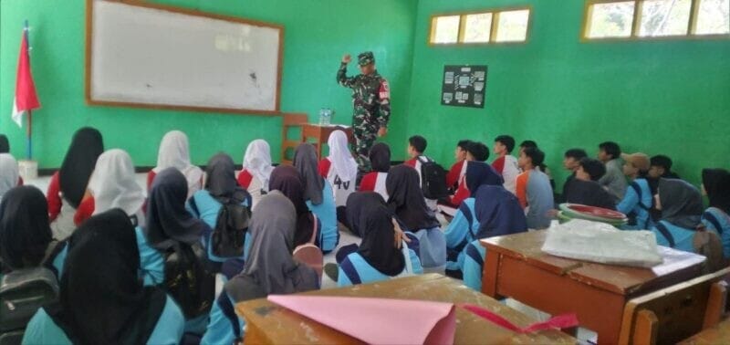 BABINSA KORAMIL 2207/JAMPANGTENGAH BERIKAN MATERI WAWASAN KEBANGSAAN KEPADA SISWA SMPN 1 JAMPANGTENGAH 1 BABINSA KORAMIL 2207/JAMPANGTENGAH BERIKAN MATERI WAWASAN KEBANGSAAN KEPADA SISWA SMPN 1 JAMPANGTENGAH