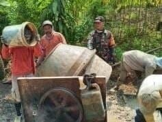 Babinsa Koramil 2207/Jampangtengah Bersama Warga Laksanakan Karya Bakti Pengecoran Jalan Desa 1 Babinsa Koramil 2207/Jampangtengah Bersama Warga Laksanakan Karya Bakti Pengecoran Jalan Desa