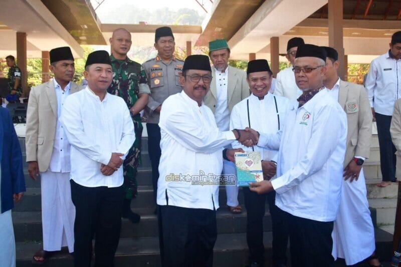 Dandim 0622/Kabupaten Sukabumi Hadiri Khatam Akbar dan Peluncuran Gerakan Wakaf 1 Juta Al-Qur'an 2 Dandim 0622/Kabupaten Sukabumi Hadiri Khatam Akbar dan Peluncuran Gerakan Wakaf 1 Juta Al-Qur'an 1