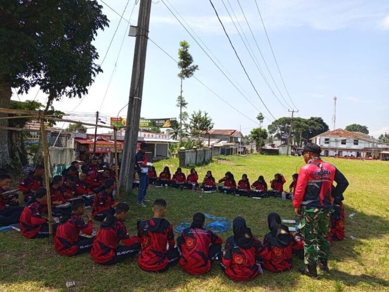 BABINSA KORAMIL 2205/KALAPANUNGGAL LATIH CALON PASKIBRA KECAMATAN KALAPANUNGGAL 1 BABINSA KORAMIL 2205/KALAPANUNGGAL LATIH CALON PASKIBRA KECAMATAN KALAPANUNGGAL