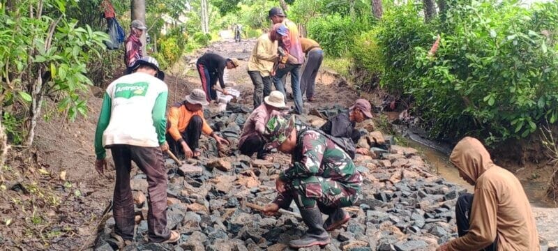 Babinsa Koramil 2214/Surade Bersama Warga Laksanakan Karya Bakti Pengaspalan Jalan di Desa Telaga Murni 1 Babinsa Koramil 2214/Surade Bersama Warga Laksanakan Karya Bakti Pengaspalan Jalan di Desa Telaga Murni