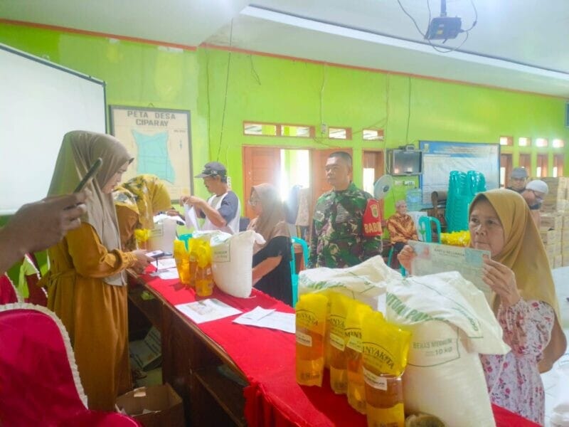 BABINSA KORAMIL 2213/JAMPANGKULON DAMPINGI PENYALURAN BANTUAN KETAHANAN PANGAN DI DESA BOJONGSARI 1 BABINSA KORAMIL 2213/JAMPANGKULON DAMPINGI PENYALURAN BANTUAN KETAHANAN PANGAN DI DESA BOJONGSARI