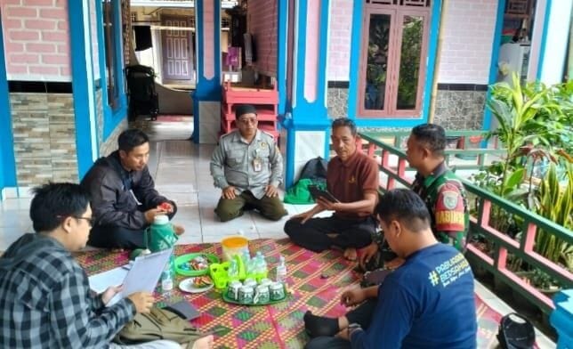 Babinsa Ciwalat Jalin Silaturahmi Melalui Komsos Bersama Warga 5