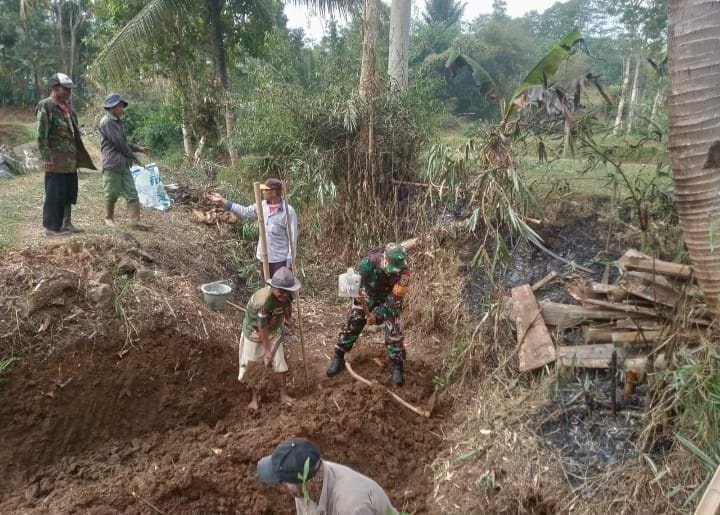 BABINSA KORAMIL 2210/PABUARAN BERSAMA WARGA LAKSANAKAN KARYA BAKTI DI DESA SIRNASARI 1 BABINSA KORAMIL 2210/PABUARAN BERSAMA WARGA LAKSANAKAN KARYA BAKTI DI DESA SIRNASARI