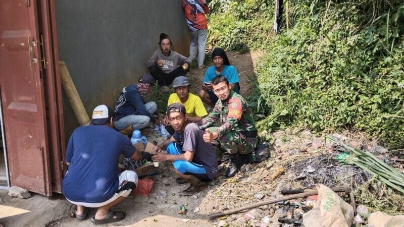 BABINSA KORAMIL 2208/NYALINDUNG LAKSANAKAN KOMSOS BERSAMA WARGA DI DESA NEGLASARI 4