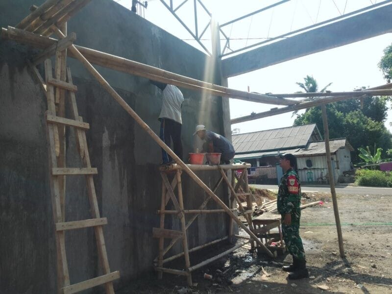 Babinsa Koramil 2206/Parakansalak Awasi Pembangunan KDKMP di Desa Sukatani 1 Babinsa Koramil 2206/Parakansalak Awasi Pembangunan KDKMP di Desa Sukatani