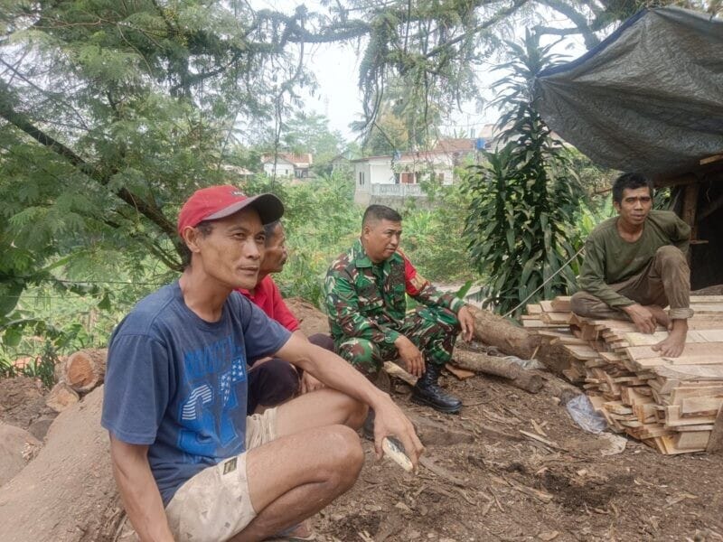 Babinsa Koramil 2206/Parakansalak Pererat Silaturahmi Melalui Komsos dengan Warga Desa Sukakersa 3