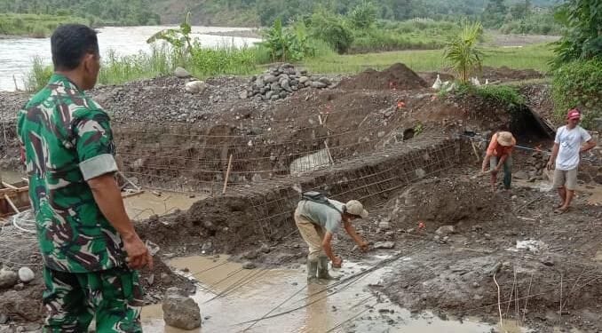 Babinsa Koramil 2202/Palabuhanratu Bersama Warga Laksanakan Bakti Perbaikan Jalan di Desa Mekarasih 1 Babinsa Koramil 2202/Palabuhanratu Bersama Warga Laksanakan Bakti Perbaikan Jalan di Desa Mekarasih