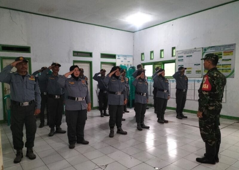 Babinsa Koramil 2211/Sagaranten Berikan Pelatihan kepada Anggota Linmas Desa Cipamingkis 1 Babinsa Koramil 2211/Sagaranten Berikan Pelatihan kepada Anggota Linmas Desa Cipamingkis