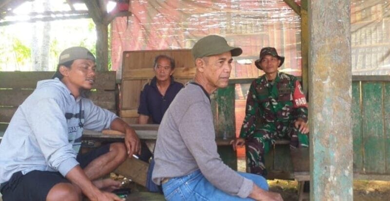 Babinsa Neglasari Laksanakan Komsos, Edukasi Keamanan Lingkungan dan Persiapan HUT Kemerdekaan RI 1 Babinsa Neglasari Laksanakan Komsos, Edukasi Keamanan Lingkungan dan Persiapan HUT Kemerdekaan RI