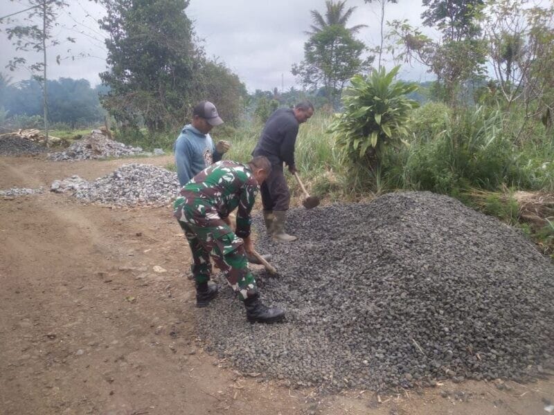 Babinsa Koramil 2207/Jampangtengah Bersama Warga Laksanakan Karya Bakti Pengerasan Jalan Desa di Purabaya 1 Babinsa Koramil 2207/Jampangtengah Bersama Warga Laksanakan Karya Bakti Pengerasan Jalan Desa di Purabaya