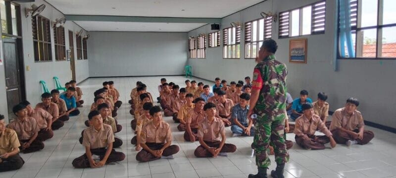 Babinsa Koramil 2201/Cisolok Berikan Materi Wawasan Kebangsaan kepada Siswa SMAN 1 Cikakak 1 Babinsa Koramil 2201/Cisolok Berikan Materi Wawasan Kebangsaan kepada Siswa SMAN 1 Cikakak