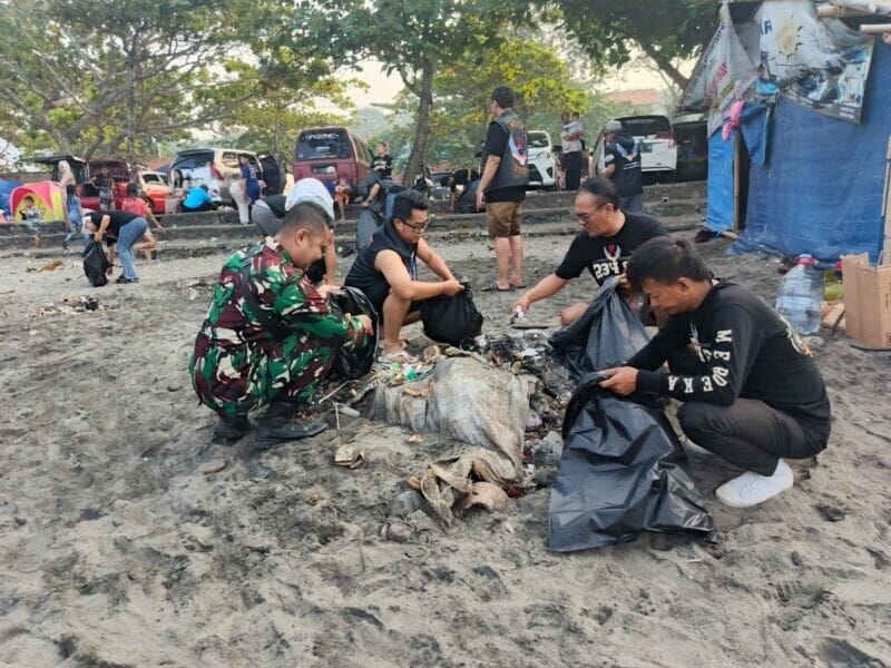 Babinsa Koramil 2201/Cisolok Laksanakan Bakti Pembersihan Sampah di Pantai Kebon Kalapa 1 Babinsa Koramil 2201/Cisolok Laksanakan Bakti Pembersihan Sampah di Pantai Kebon Kalapa