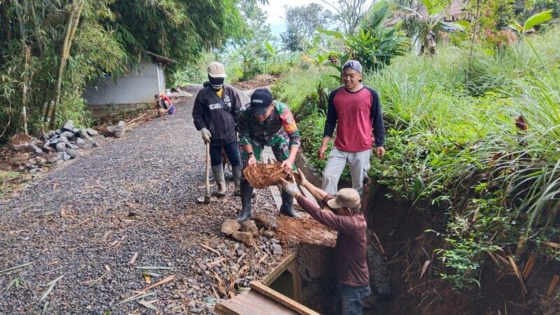 BABINSA KORAMIL 2208/NYALINDUNG LAKSANAKAN BAKTI PEMELIHARAAN GORONG-GORONG BERSAMA WARGA 1 BABINSA KORAMIL 2208/NYALINDUNG LAKSANAKAN BAKTI PEMELIHARAAN GORONG-GORONG BERSAMA WARGA