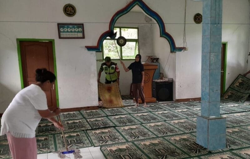 BABINSA KORAMIL 2212/TEGALBULEUD BERSAMA WARGA LAKSANAKAN KARYA BAKTI PEMBERSIHAN MASJID NURUL HAKIM 1 BABINSA KORAMIL 2212/TEGALBULEUD BERSAMA WARGA LAKSANAKAN KARYA BAKTI PEMBERSIHAN MASJID NURUL HAKIM