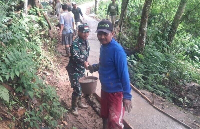 BABINSA KORAMIL 2207/JAMPANGTENGAH BERSAMA WARGA LAKSANAKAN KARYA BAKTI PENGECORAN JALAN DESA 1 BABINSA KORAMIL 2207/JAMPANGTENGAH BERSAMA WARGA LAKSANAKAN KARYA BAKTI PENGECORAN JALAN DESA