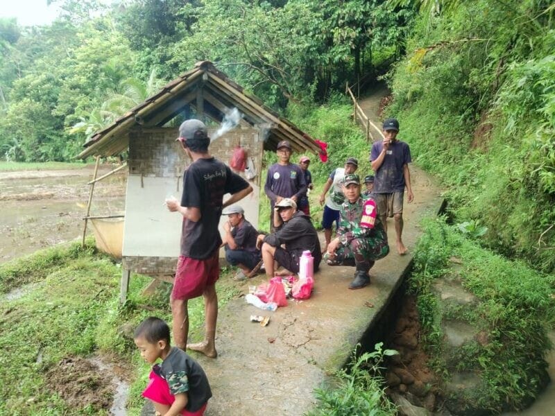 BABINSA KORAMIL 2206/PARAKANSALAK LAKSANAKAN KARYA BAKTI PERBAIKAN ATAP RUMAH WARGA 1 BABINSA KORAMIL 2206/PARAKANSALAK LAKSANAKAN KARYA BAKTI PERBAIKAN ATAP RUMAH WARGA