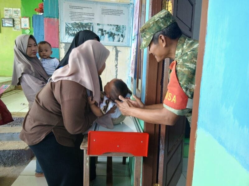 Babinsa Koramil 2204/Cikidang Dampingi Monitoring Posyandu Sedap Malam di Desa Pangkalan 1 Babinsa Koramil 2204/Cikidang Dampingi Monitoring Posyandu Sedap Malam di Desa Pangkalan