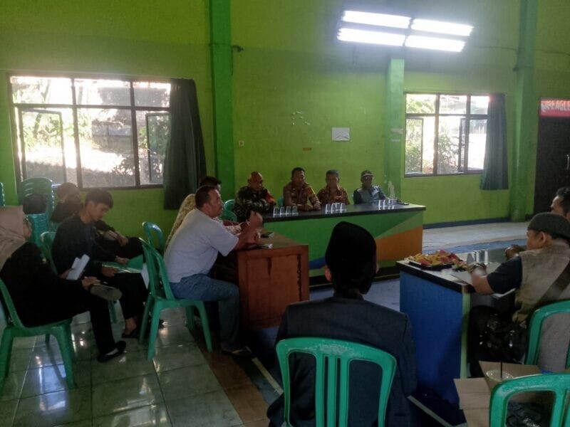 Babinsa Koramil 2202/Palabuhanratu Hadiri Rapat BUMDes dan BPD di Desa Loji 1 Babinsa Koramil 2202/Palabuhanratu Hadiri Rapat BUMDes dan BPD di Desa Loji