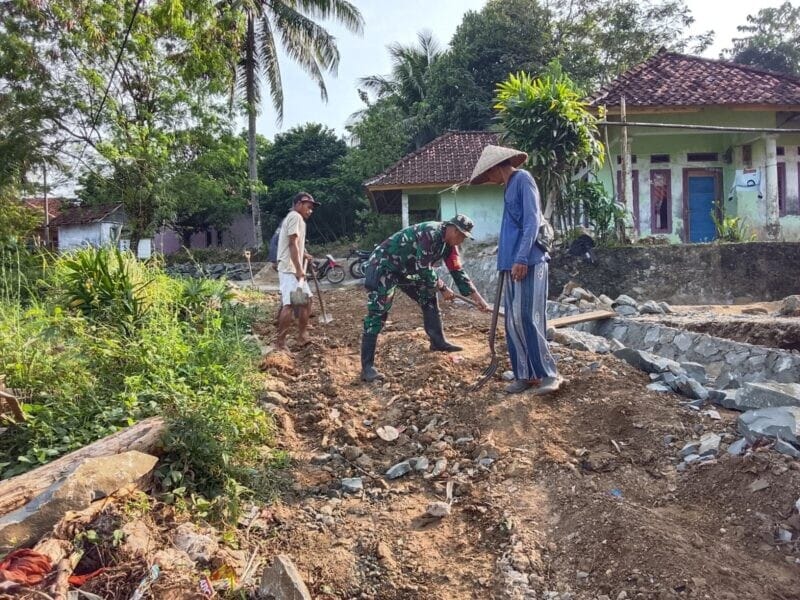 Babinsa Koramil 2215/Ciemas Laksanakan Bakti Pembangunan Saluran Air dan TPT di Desa Tamanjaya 1 Babinsa Koramil 2215/Ciemas Laksanakan Bakti Pembangunan Saluran Air dan TPT di Desa Tamanjaya