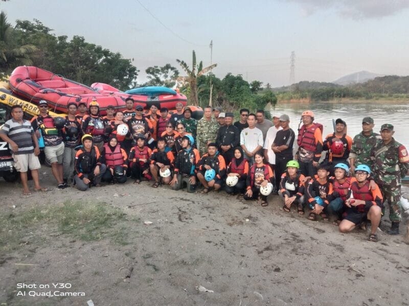 DANRAMIL 2202/PALABUHANRATU DAMPINGI TIM ELPARA DALAM PEMBUATAN FILM DOKUMENTER MUARA CIMANDIRI 1 DANRAMIL 2202/PALABUHANRATU DAMPINGI TIM ELPARA DALAM PEMBUATAN FILM DOKUMENTER MUARA CIMANDIRI