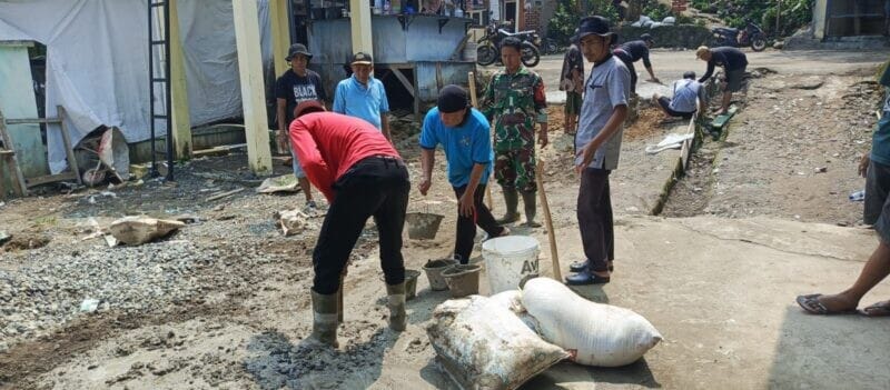 Babinsa Koramil 2201/Cisolok Bersama Warga Laksanakan Bakti Pengecoran Jalan di Desa Caringin 1 Babinsa Koramil 2201/Cisolok Bersama Warga Laksanakan Bakti Pengecoran Jalan di Desa Caringin