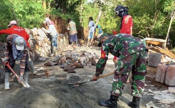 BABINSA KORAMIL 2212/TEGALBULEUD BERSAMA WARGA LAKSANAKAN KARYA BAKTI PERBAIKAN JALAN DI KAMPUNG PUNCAKBUNGUR 1 BABINSA KORAMIL 2212/TEGALBULEUD BERSAMA WARGA LAKSANAKAN KARYA BAKTI PERBAIKAN JALAN DI KAMPUNG PUNCAKBUNGUR