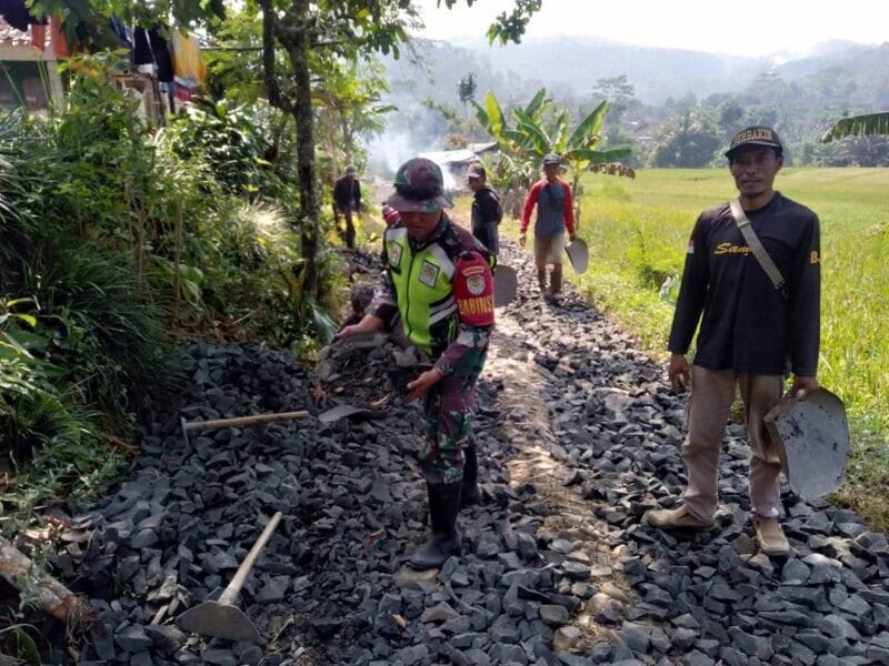 BABINSA KORAMIL 2214/SURADE GOTONG ROYONG BERSAMA WARGA LAKSANAKAN PENGASPALAN JALAN DI DESA SUKAMUKTI 1 BABINSA KORAMIL 2214/SURADE GOTONG ROYONG BERSAMA WARGA LAKSANAKAN PENGASPALAN JALAN DI DESA SUKAMUKTI