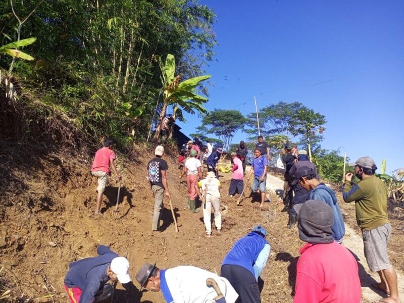 BABINSA KORAMIL 2208/NYALINDUNG BERSAMA WARGA LAKSANAKAN BAKTI PELEBARAN JALAN MENUJU JEMBATAN PENYEBERANGAN 1 BABINSA KORAMIL 2208/NYALINDUNG BERSAMA WARGA LAKSANAKAN BAKTI PELEBARAN JALAN MENUJU JEMBATAN PENYEBERANGAN