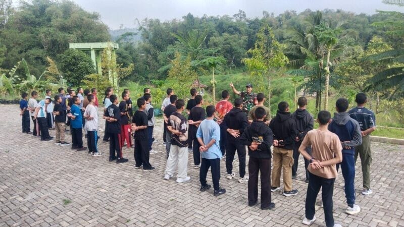 Babinsa Koramil 2208/Nyalindung Berikan Materi PBB kepada Santri Yayasan Cinta Dakwah 1 Babinsa Koramil 2208/Nyalindung Berikan Materi PBB kepada Santri Yayasan Cinta Dakwah