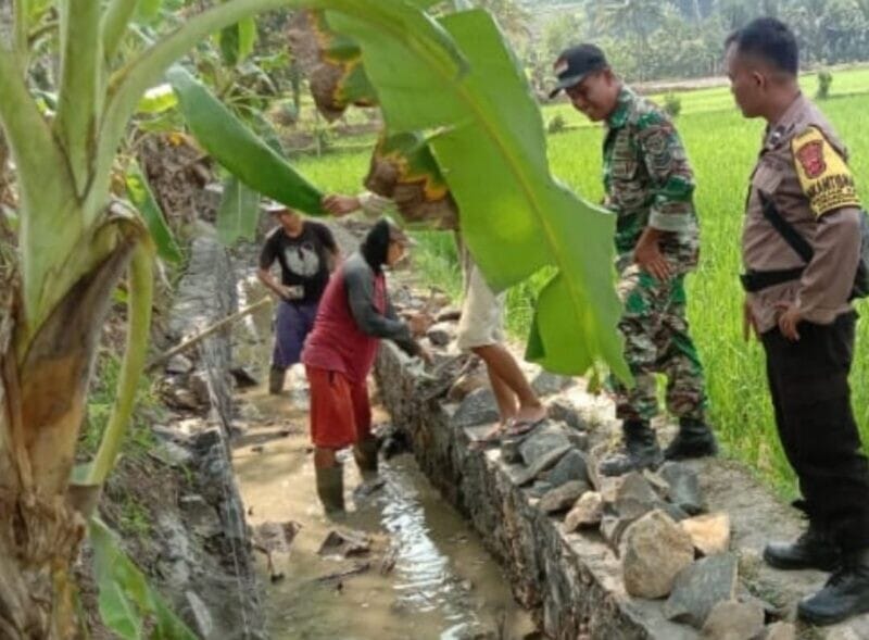 Babinsa Koramil 2211/Sagaranten Bersama Warga Laksanakan Karya Bakti Perbaikan Irigasi 1 Babinsa Koramil 2211/Sagaranten Bersama Warga Laksanakan Karya Bakti Perbaikan Irigasi