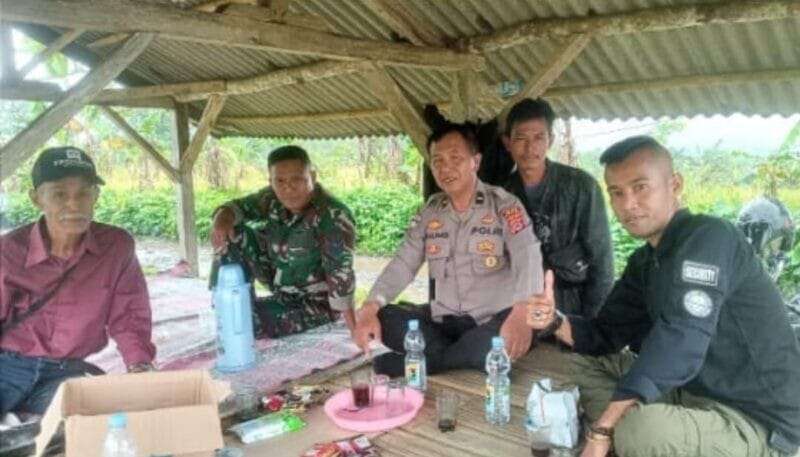 Babinsa Koramil 2211/Sagaranten Pererat Silaturahmi Melalui Komsos Bersama Warga Desa Puncak Manggis 9