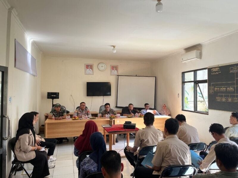 BABINSA KORAMIL 2205/KALAPANUNGGAL HADIRI RAPAT KOORDINASI BERSAMA FORKOPIMCAM DAN SPPG 1 BABINSA KORAMIL 2205/KALAPANUNGGAL HADIRI RAPAT KOORDINASI BERSAMA FORKOPIMCAM DAN SPPG